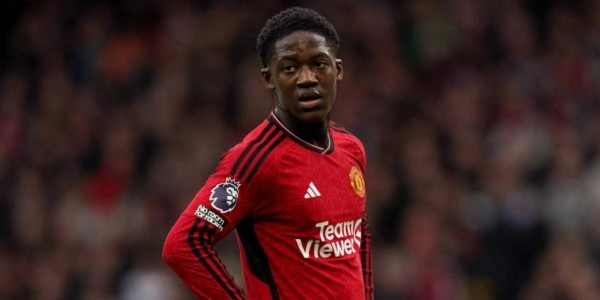 曼联中场新组思路来：梅努B费续约观望未来，樱桃拦截人进入视野